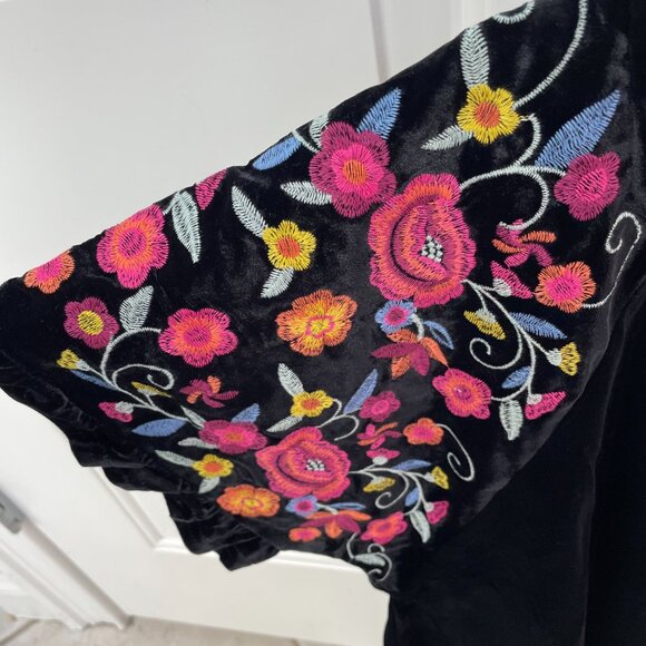 NWT Umgee+  Black Velvet Embroidered Short Sleeve Rounded Neck Pullover Top - Picture 5 of 9